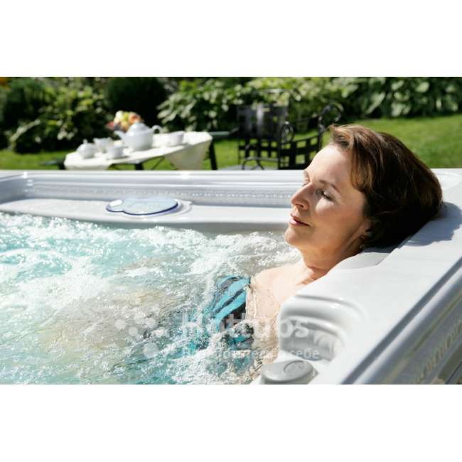 Artesian Spas 748L Deluxe Class